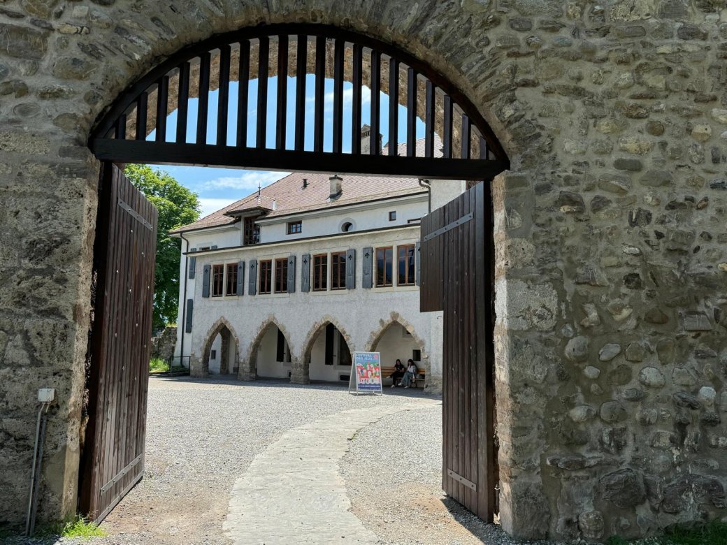 00_chateau_portail_vue_interieure