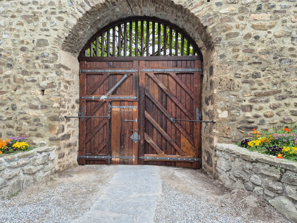 2_chateau_portail_meleze_face_interieur