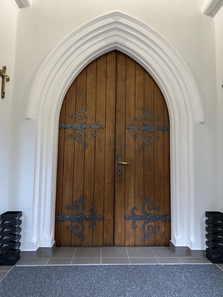 2.eglise_porte_entree_vue_large