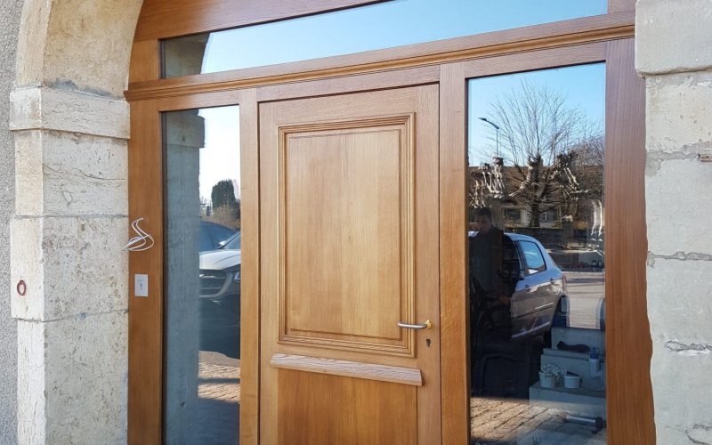 Porte d&#39;entrée sur mesure en chêne massif