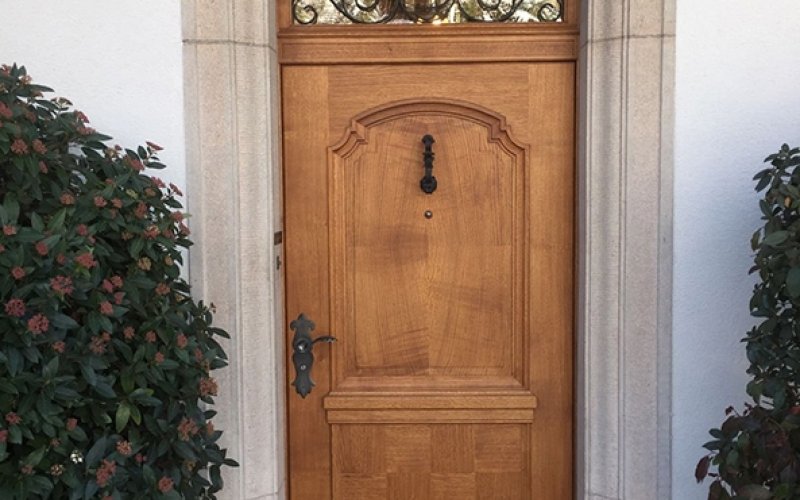 Porte d&#39;entrée sur mesure en chêne massif